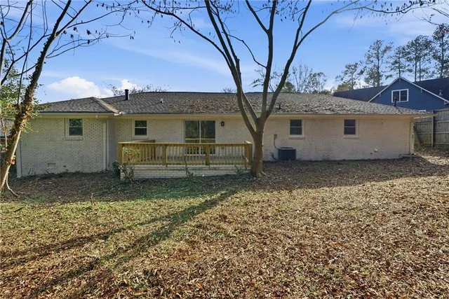 a view of a house with a yard