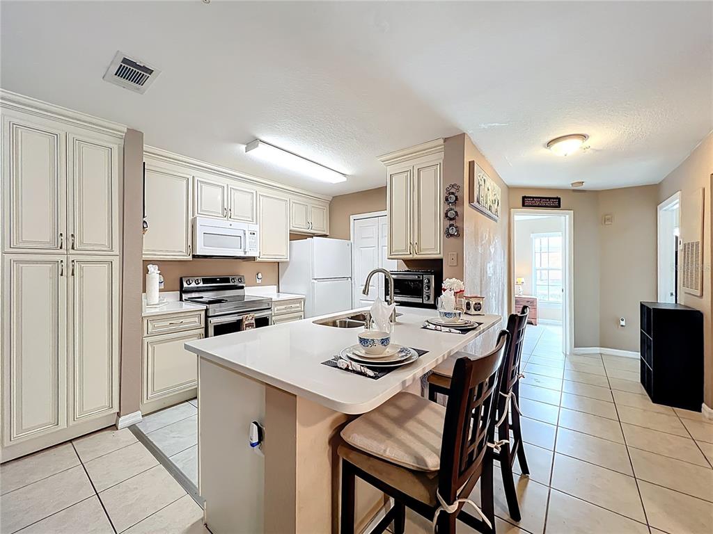 5471 Vineland Road, Unit 7109 Orlando, FL 32811 - Photo 18 of 60 a kitchen that has a dining table and chairs