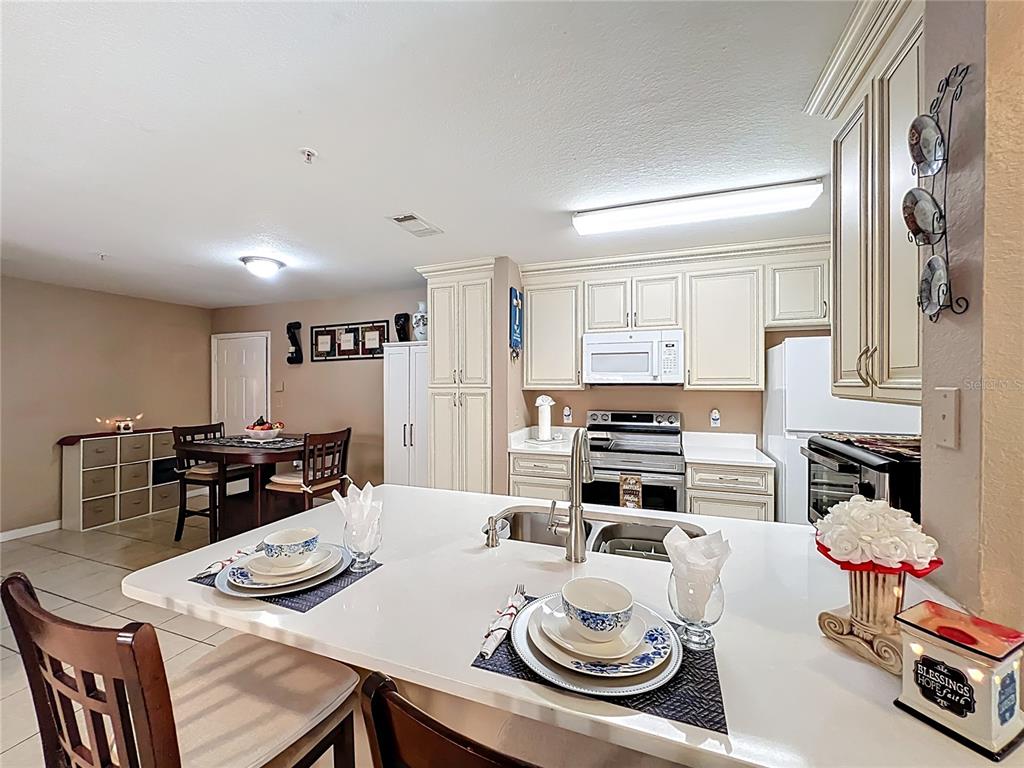 5471 Vineland Road, Unit 7109 Orlando, FL 32811 - Photo 20 of 60 a kitchen with a table and chairs in it