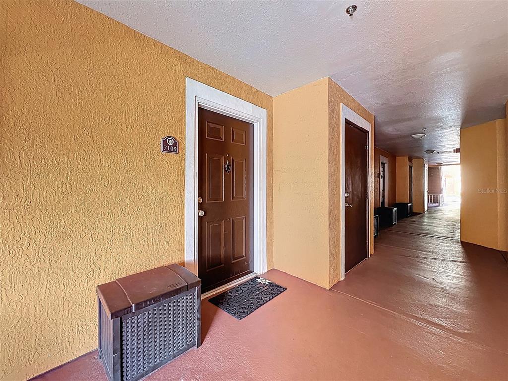 5471 Vineland Road, Unit 7109 Orlando, FL 32811 - Photo 4 of 60 a living room with furniture and a walk in closet