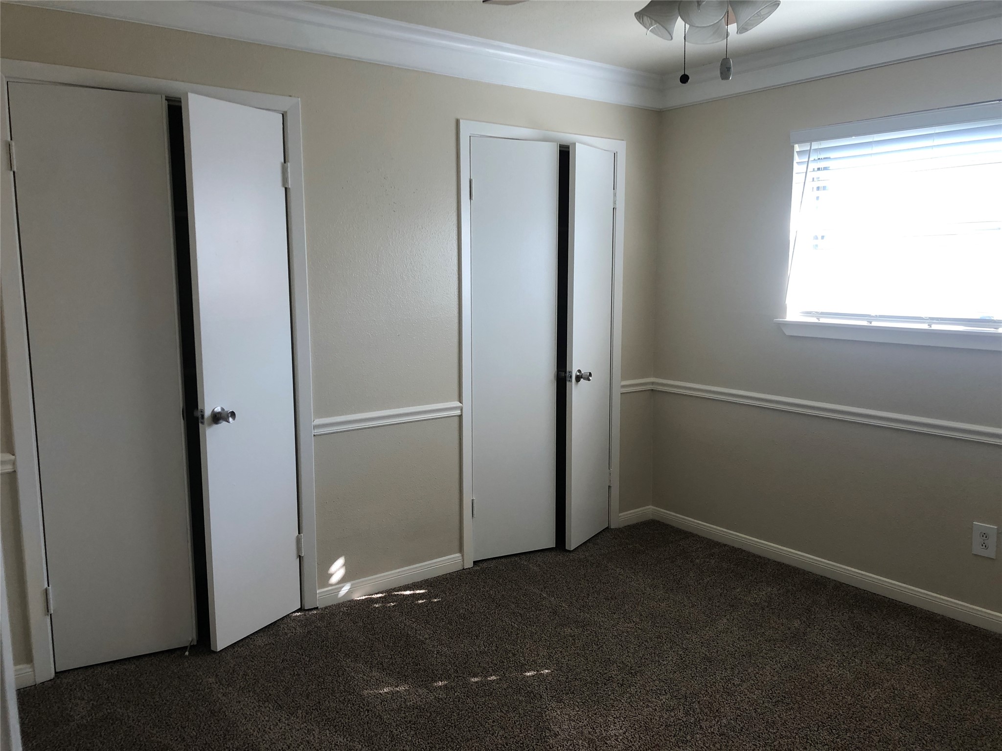 3332 Burke Road, Unit 83 Pasadena, TX 77504 - Photo 4 of 11 an empty room with windows