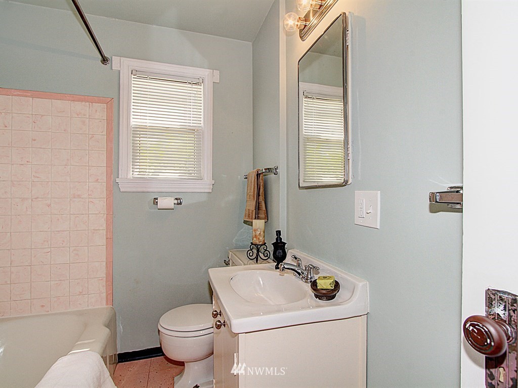 3941 Southwest Southern Street Seattle, WA 98136 - Photo 11 of 16