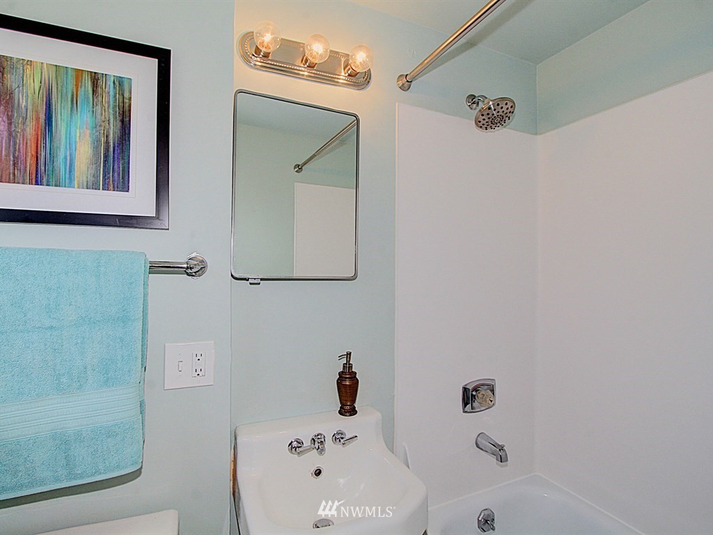 3941 Southwest Southern Street Seattle, WA 98136 - Photo 9 of 16
