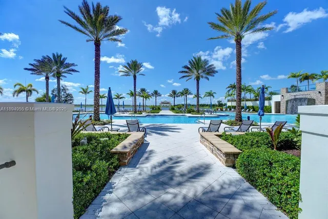 a view of a backyard