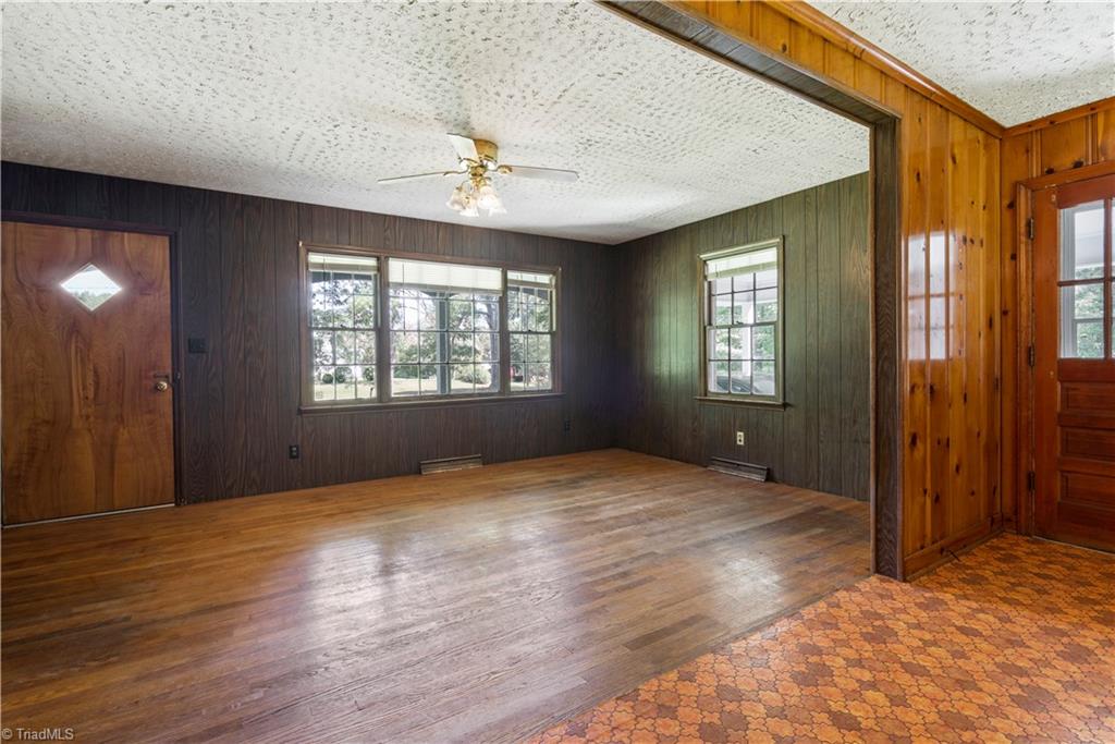 566 Sexton Road Denton, NC 27239 - Photo 11 of 29 living room