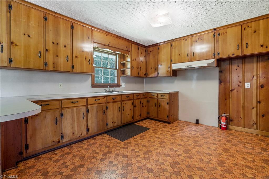 566 Sexton Road Denton, NC 27239 - Photo 14 of 29 kitchen