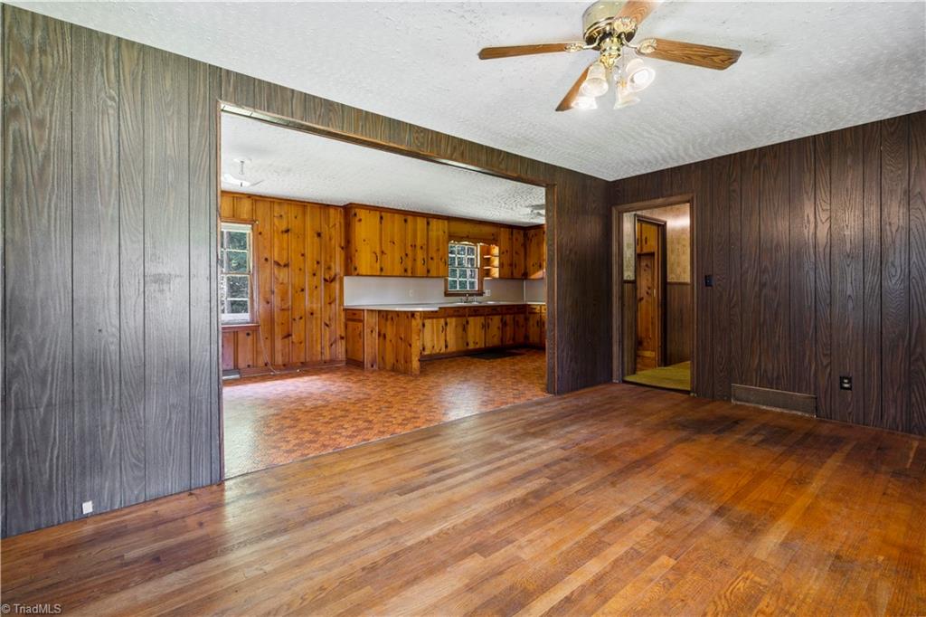 566 Sexton Road Denton, NC 27239 - Photo 10 of 29 living room