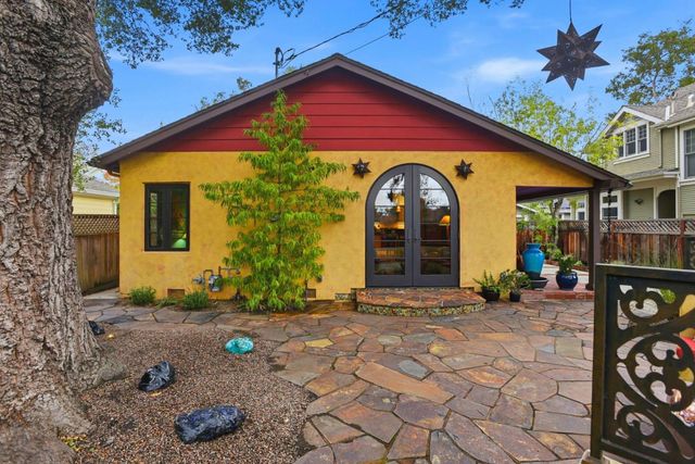 a view of a house with backyard