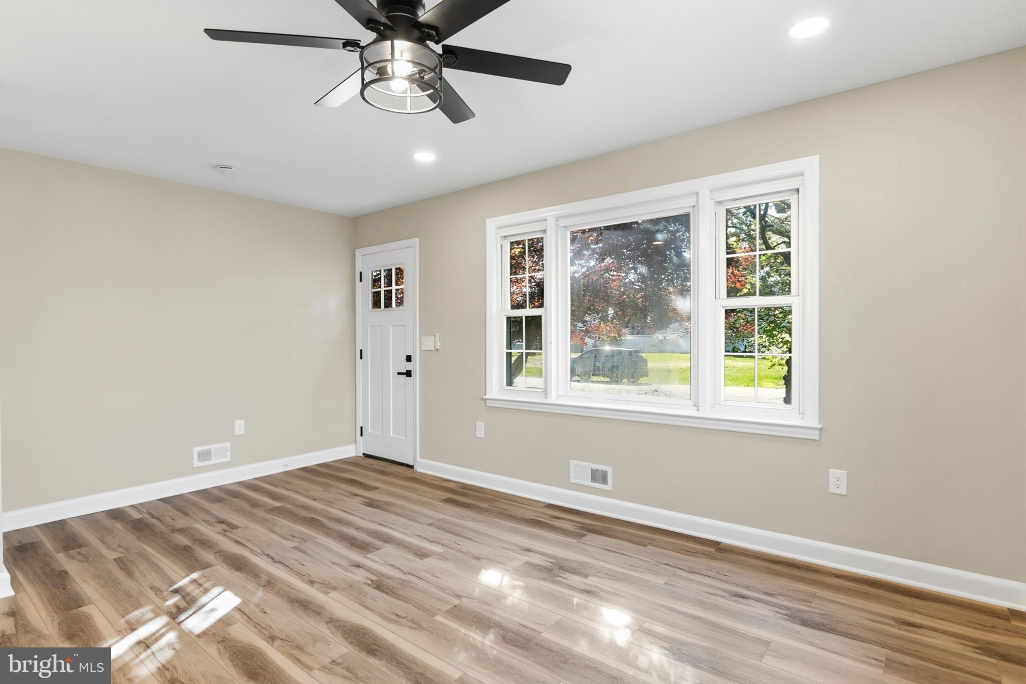182 Lake Road Pasadena, MD 21122 - Photo 3 of 21