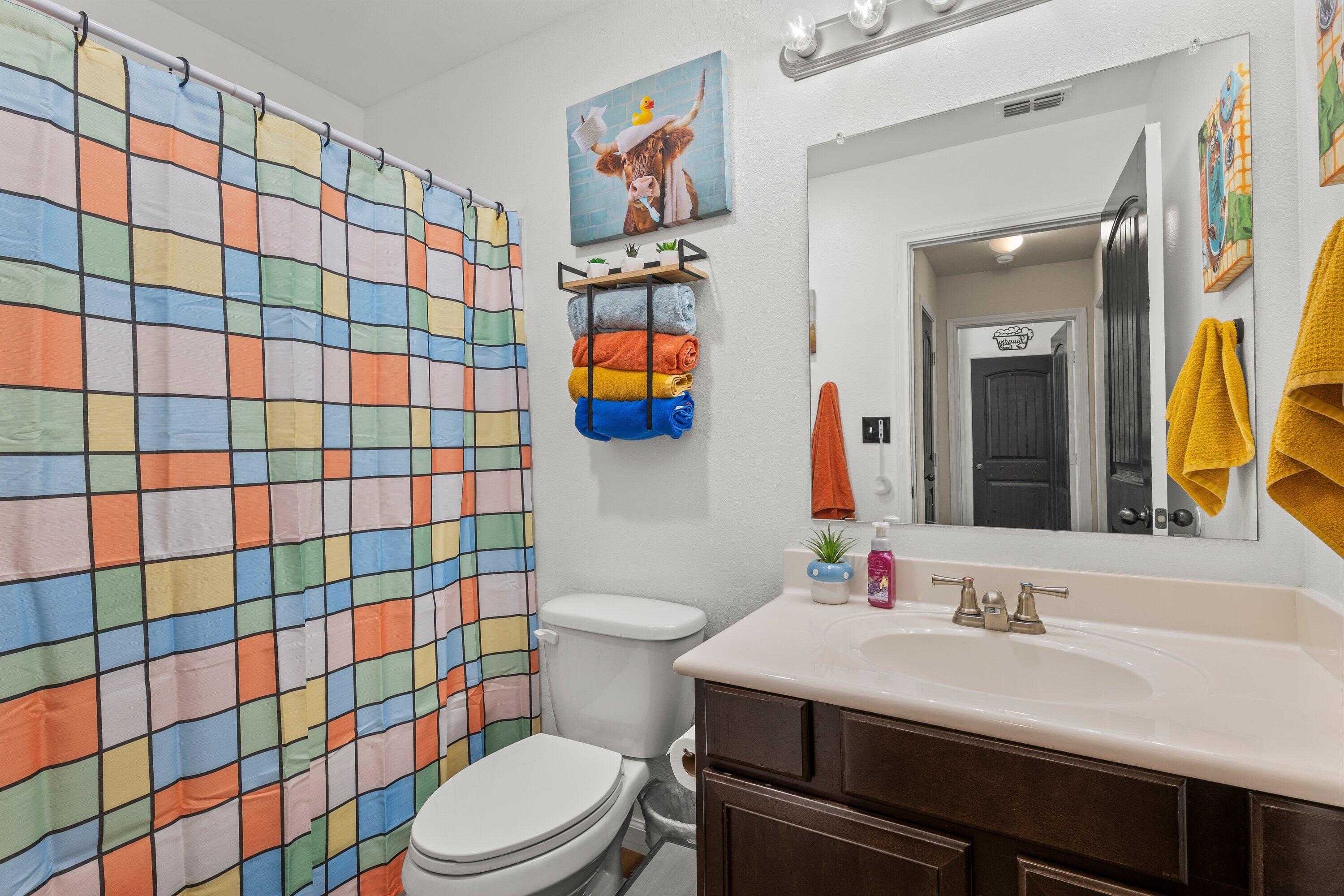 5607 108th Street Lubbock, TX 79424 - Photo 14 of 19 Hall bath