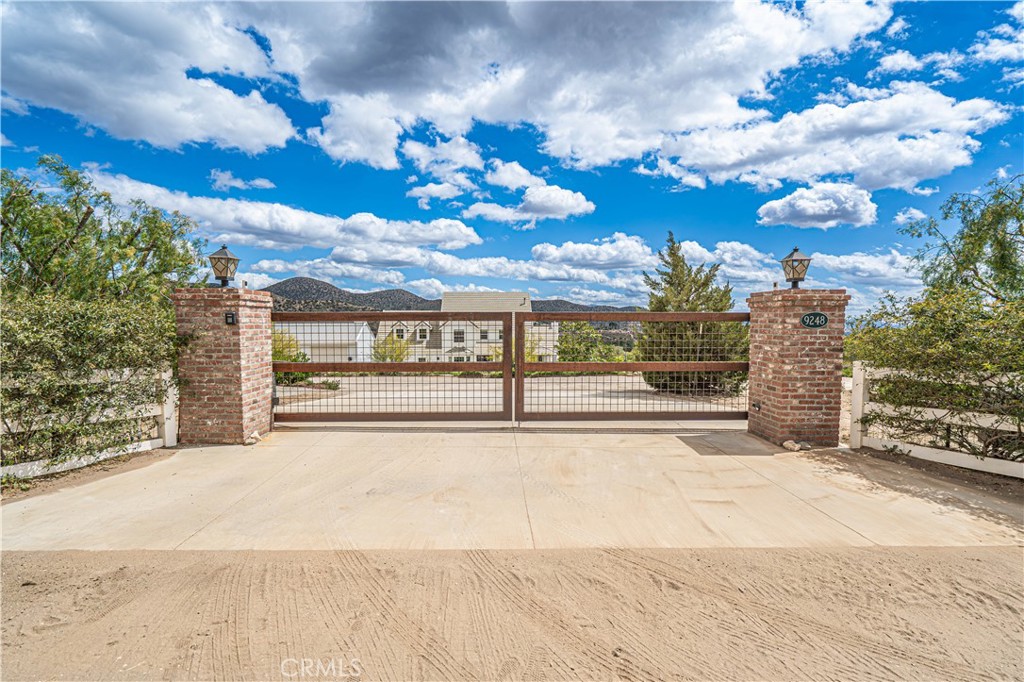 9248 Hierba Road Agua Dulce, CA 91390 - Photo 58 of 63 Gated entry