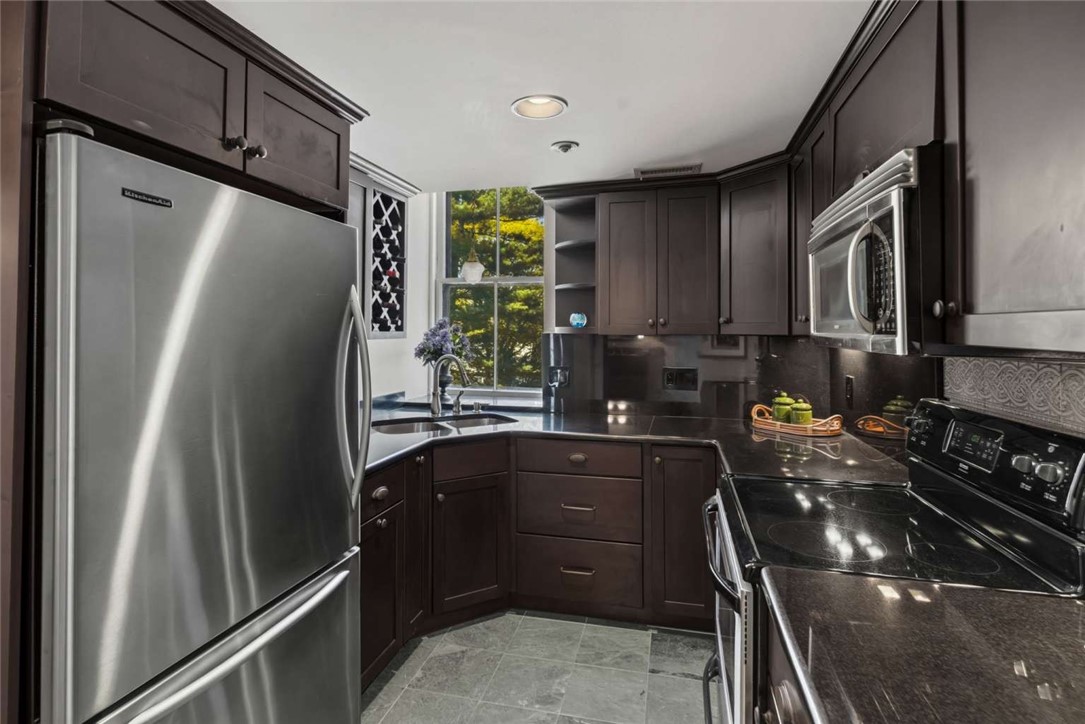 6 Howe Avenue, Unit 8 Newport, RI 02840 - Photo 7 of 20