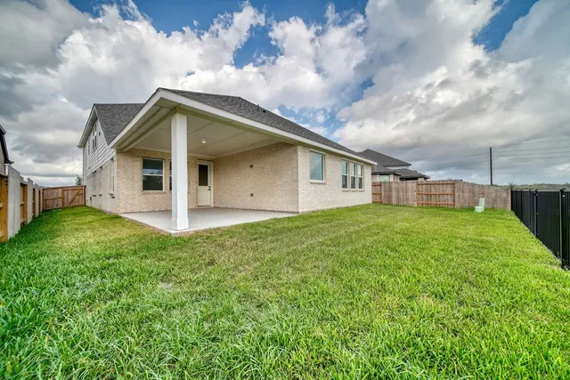 a view of a house with backyard and garden
