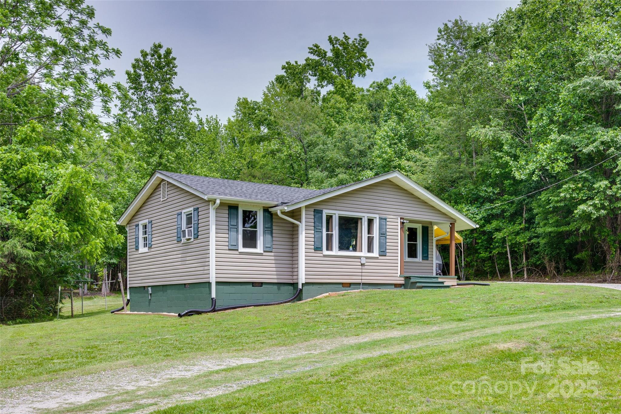 3083 State Rd S-11-54 Gaffney, SC 29340 - Photo 25 of 29 a front view of a house with a garden