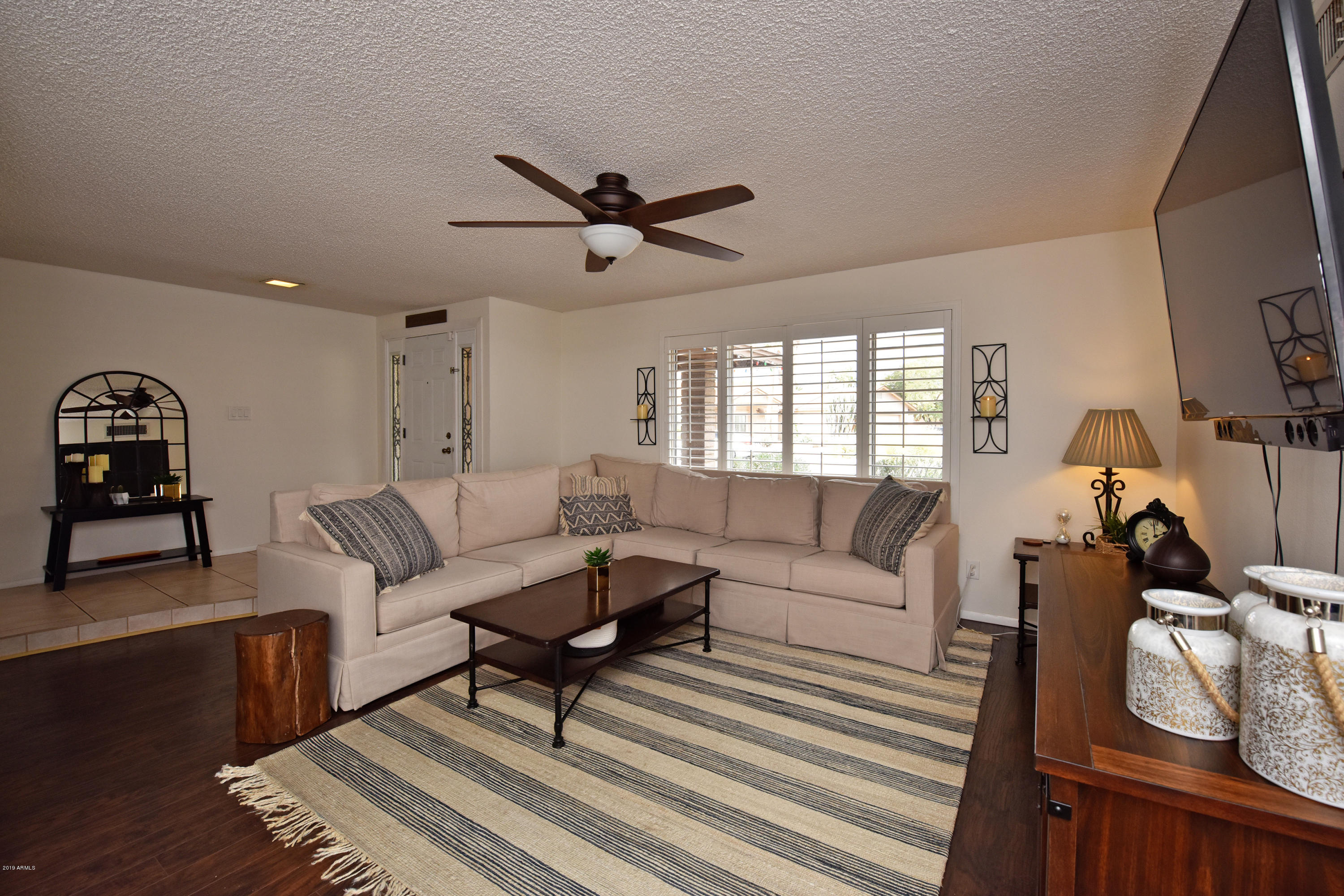801 East Grandview Road Phoenix, AZ 85022 - Photo 3 of 22 Living 2
