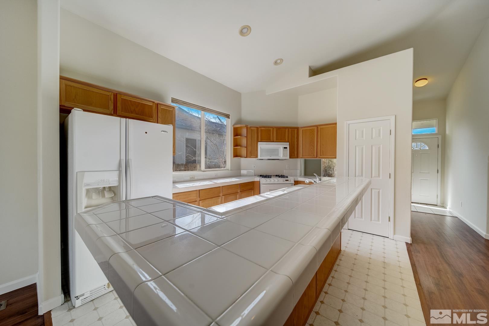7560 Michaela Drive Reno, NV 89511 - Photo 14 of 32 a room with table and chairs