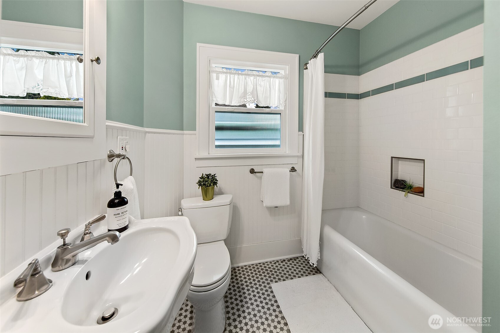 7821 11th Avenue Northeast Seattle, WA 98115 - Photo 11 of 20