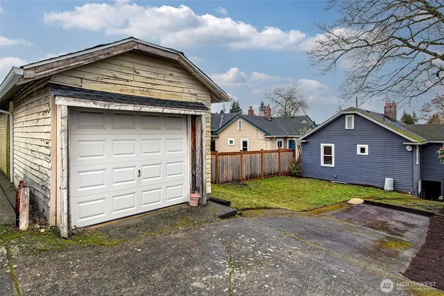 $825,000 | 7821 11th Avenue Northeast, Seattle, WA 98115