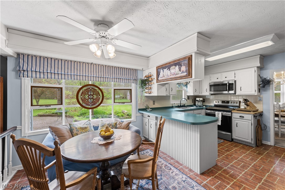 1200 Crackel Road Aurora, OH 44202 - Photo 5 of 45 Cozy but spacious breakfast area with rounded window