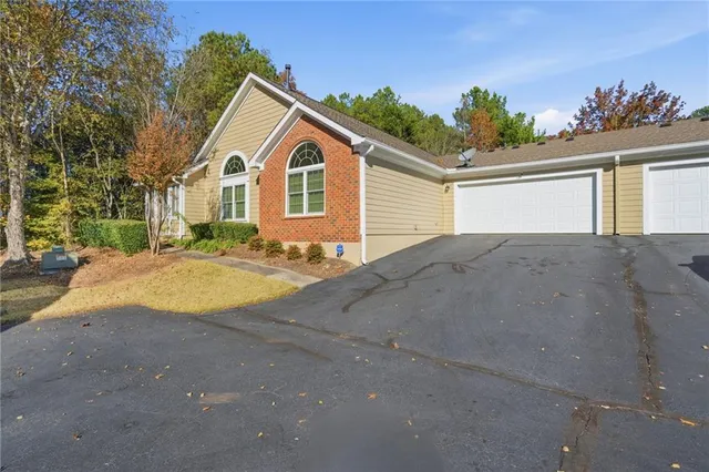 a view of backyard of the house