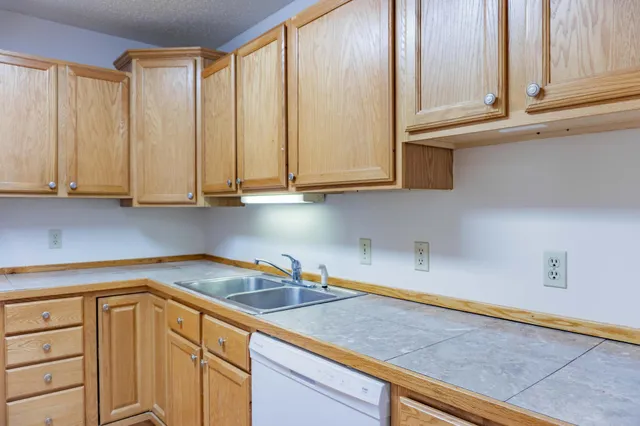 $174,900 | 22 East 13th Street, Waconia, MN 55387