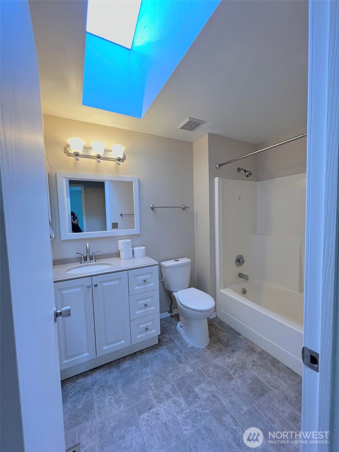 156 South 358th Street Federal Way, WA 98003 - Photo 17 of 35 a bathroom with a sink a toilet and a bathtub