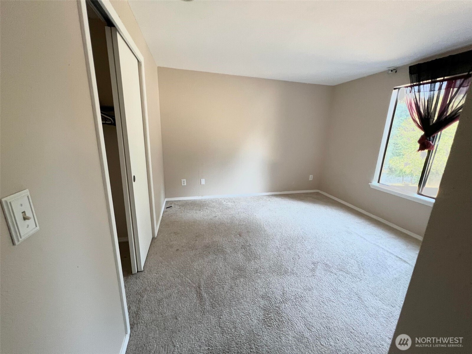 156 South 358th Street Federal Way, WA 98003 - Photo 31 of 35 an empty room with windows and closet