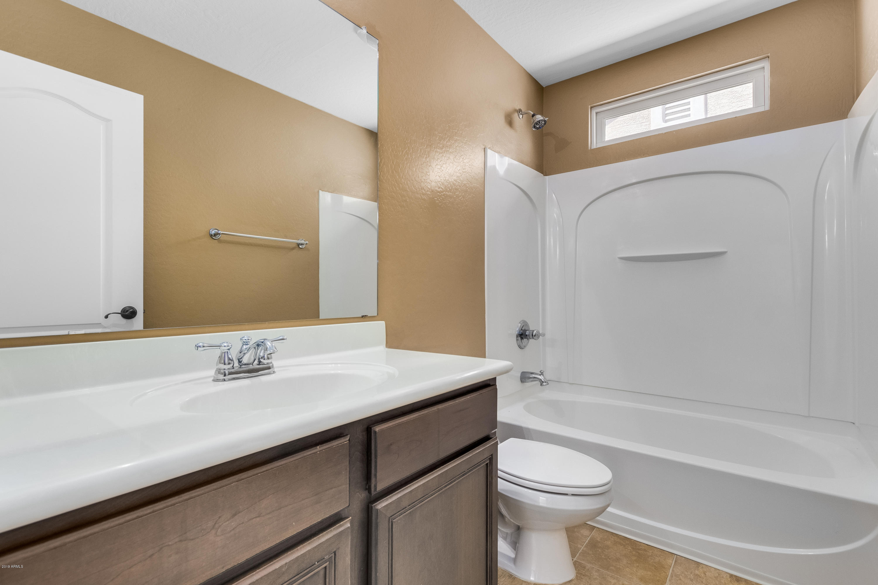 2234 East Fraktur Road Phoenix, AZ 85040 - Photo 20 of 27 Hall bath