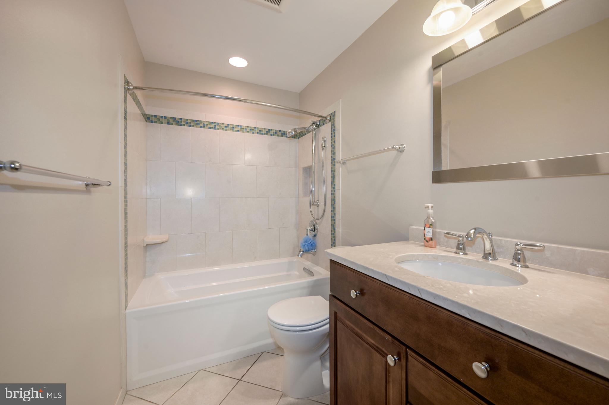 8024 Quarry Ridge Way, Unit 1B Bethesda, MD 20817 - Photo 7 of 16 Hall bath with shower/tub combo