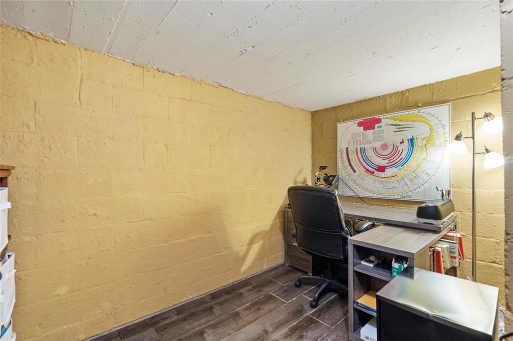 424 Thompson Run Road Pittsburgh, PA 15237 - Photo 23 of 31 a workspace with furniture and wooden floor