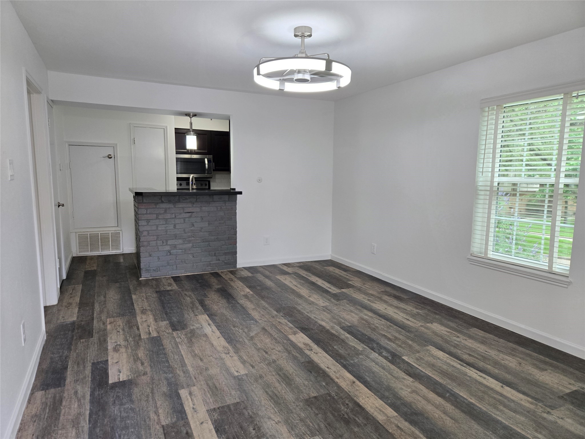 839 Wax Myrtle Lane, Unit A Houston, TX 77079 - Photo 3 of 32