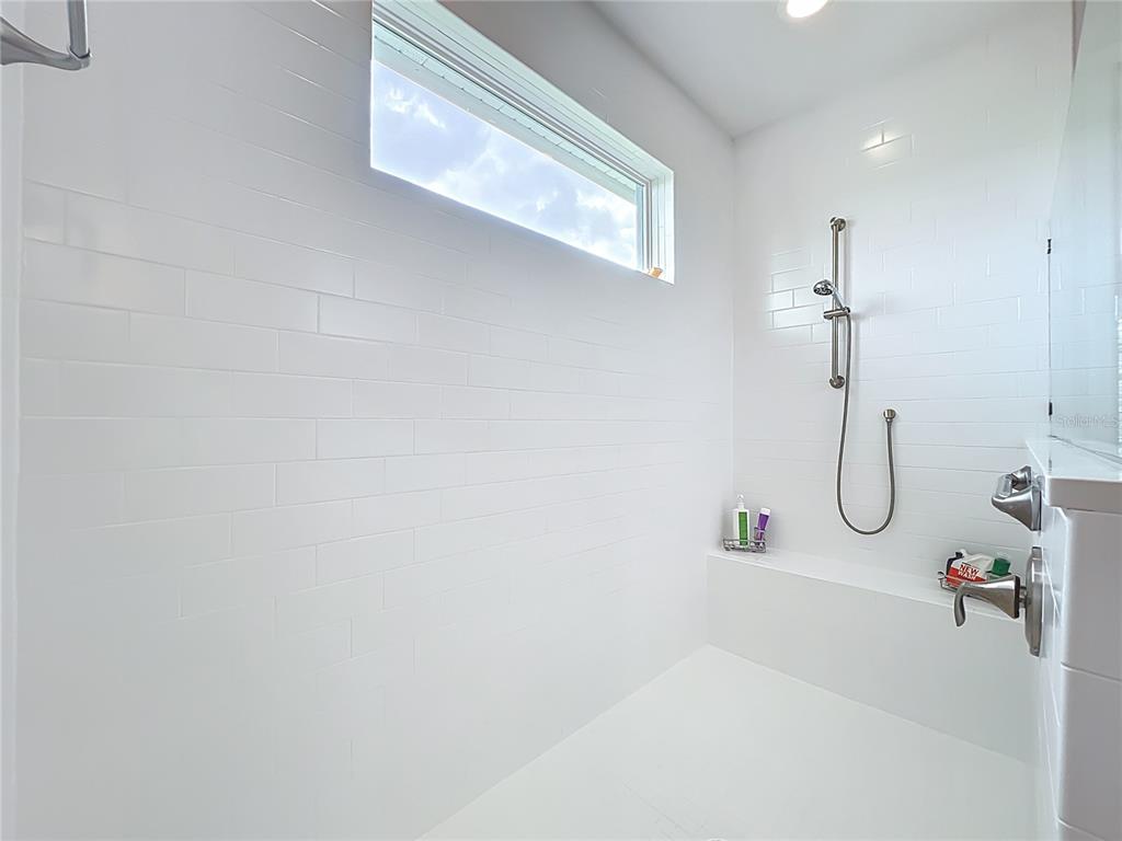 10220 Bay Lake Road Groveland, FL 34736 - Photo 32 of 90 a bathroom with a bath tub