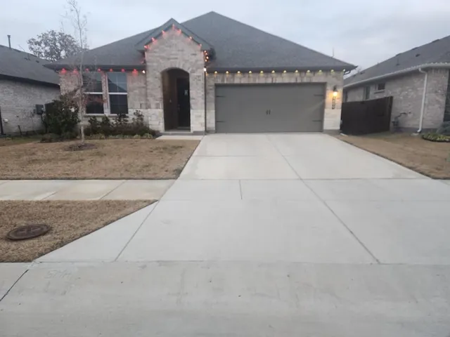 $2,800 | 1600 Razorbill Road, Denton, TX 76205