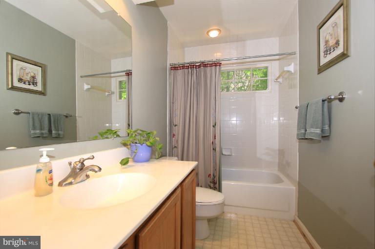 11602 Springhouse Place Reston, VA 20194 - Photo 8 of 29 Bath