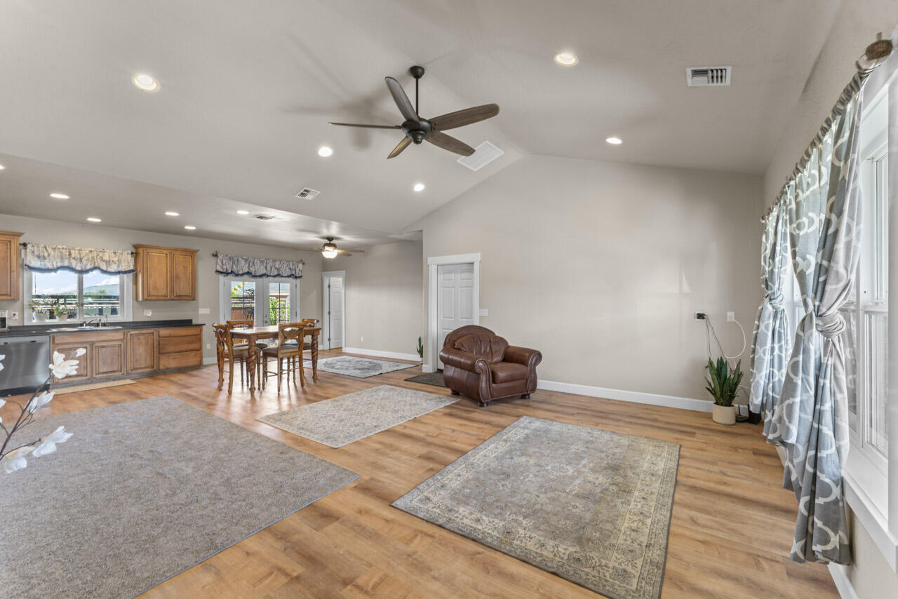 412 Barnum Drive Phoenix, OR 97535 - Photo 3 of 34 Entrance