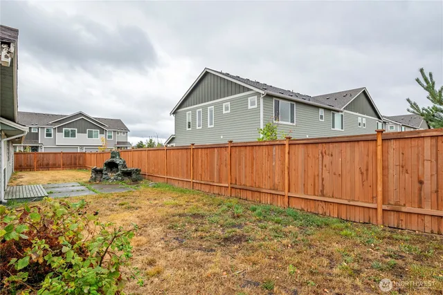 a view of a backyard