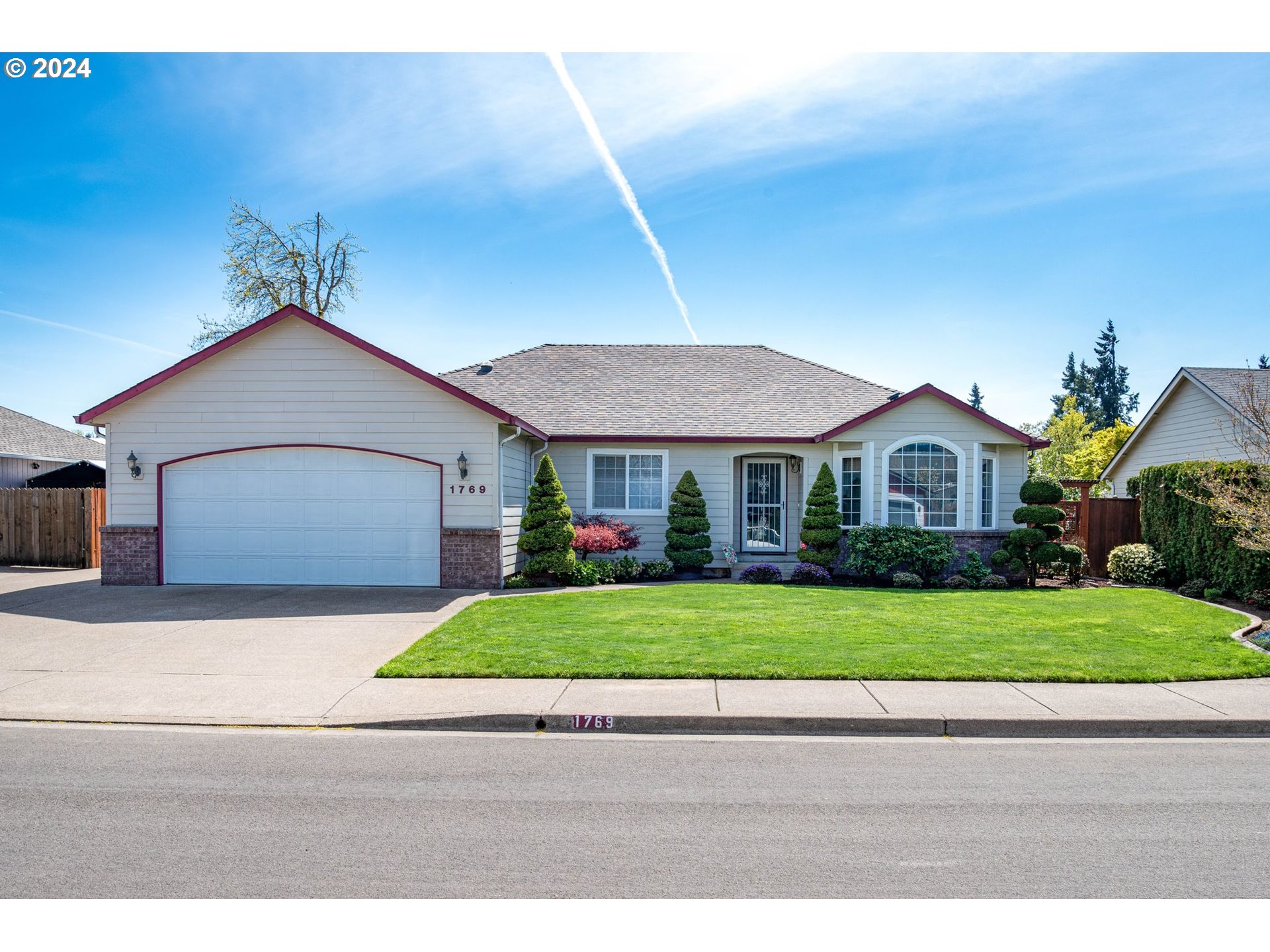 1769 Carriage Place Springfield, OR 97477 - Photo 1 of 23 a front view of a house with a yard and garage