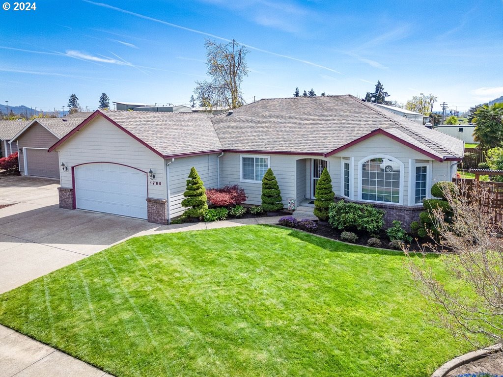 1769 Carriage Place Springfield, OR 97477 - Photo 2 of 23 a front view of a house with garden