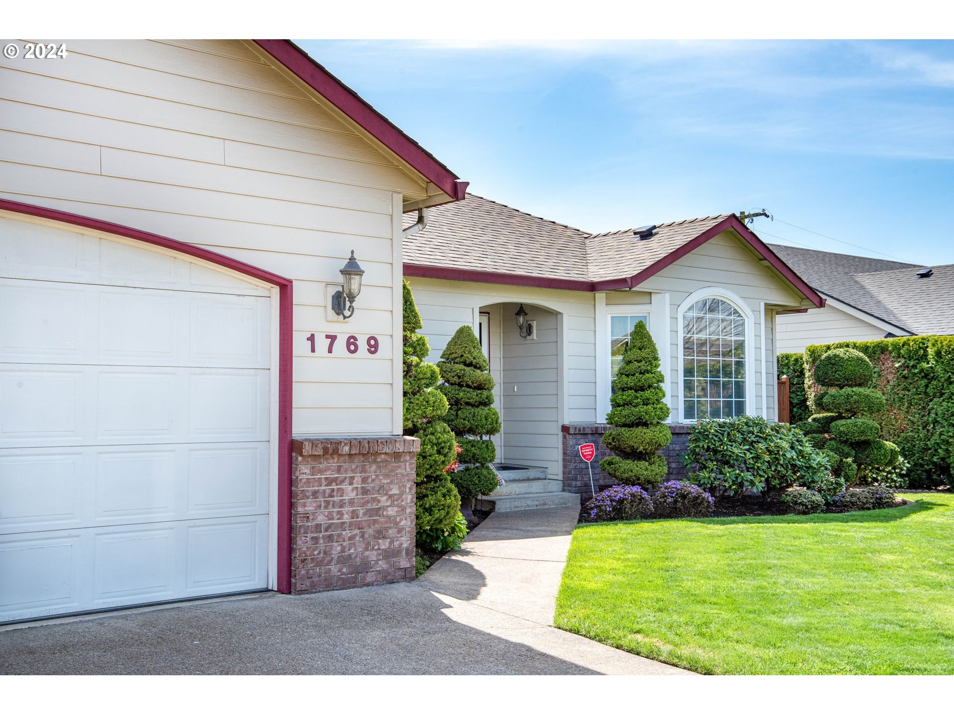 1769 Carriage Place Springfield, OR 97477 - Photo 3 of 23 a front view of a house with garden