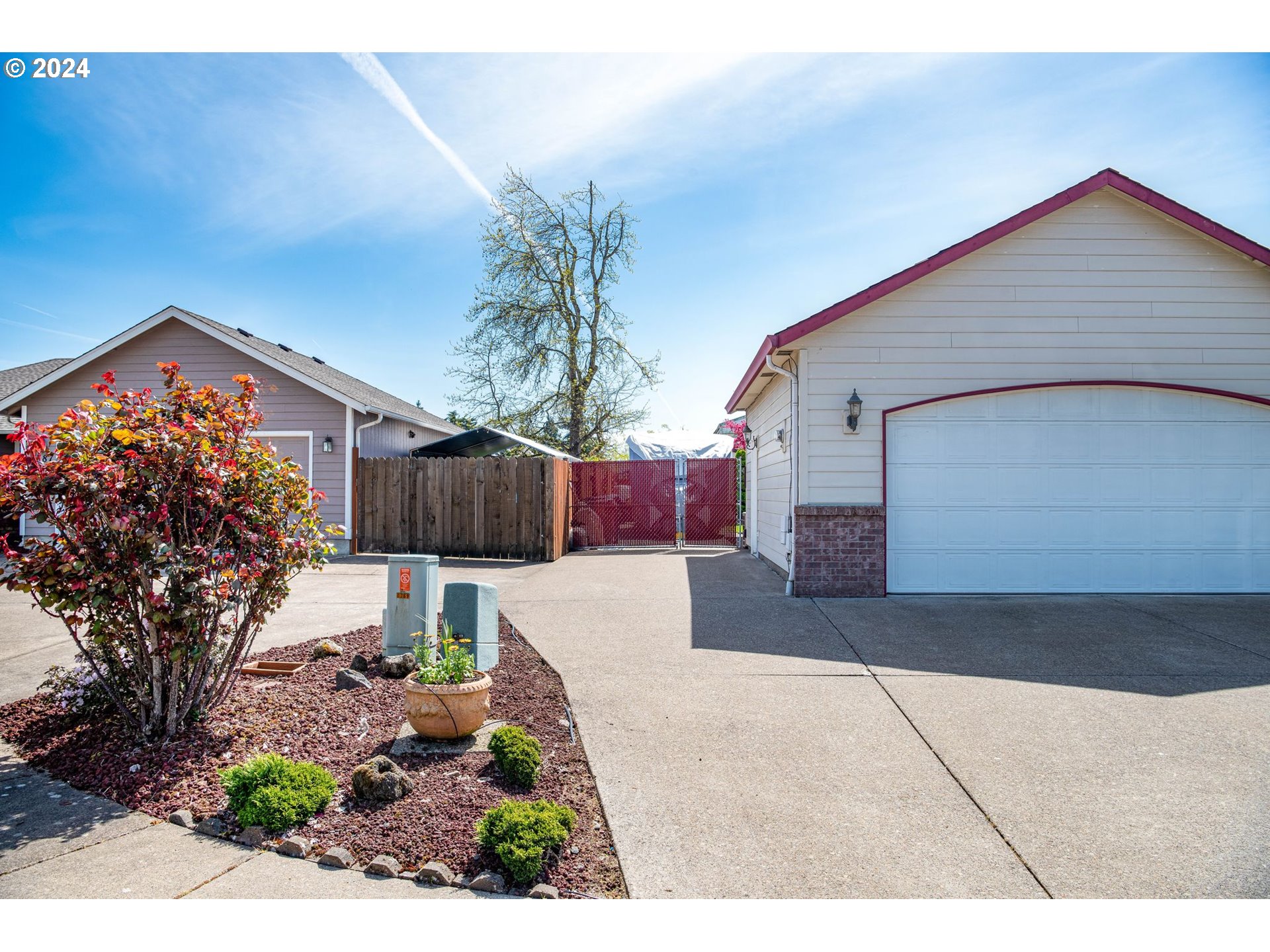 1769 Carriage Place Springfield, OR 97477 - Photo 4 of 23 a house view with a outdoor space