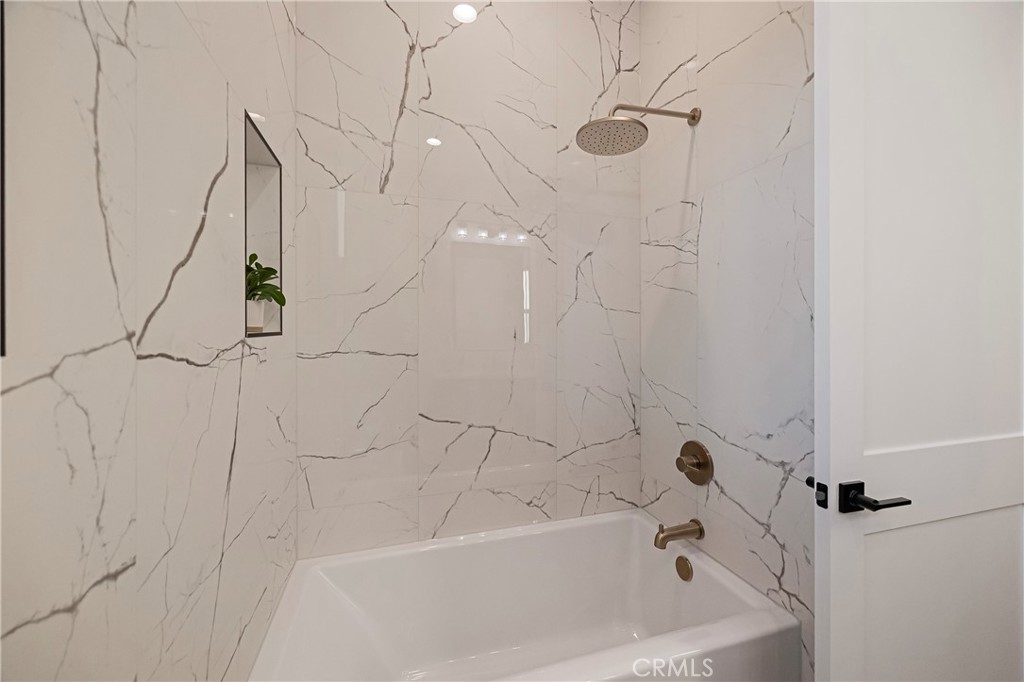 500 Sunset Drive Paradise, CA 95969 - Photo 30 of 43 a bathroom with a bathtub