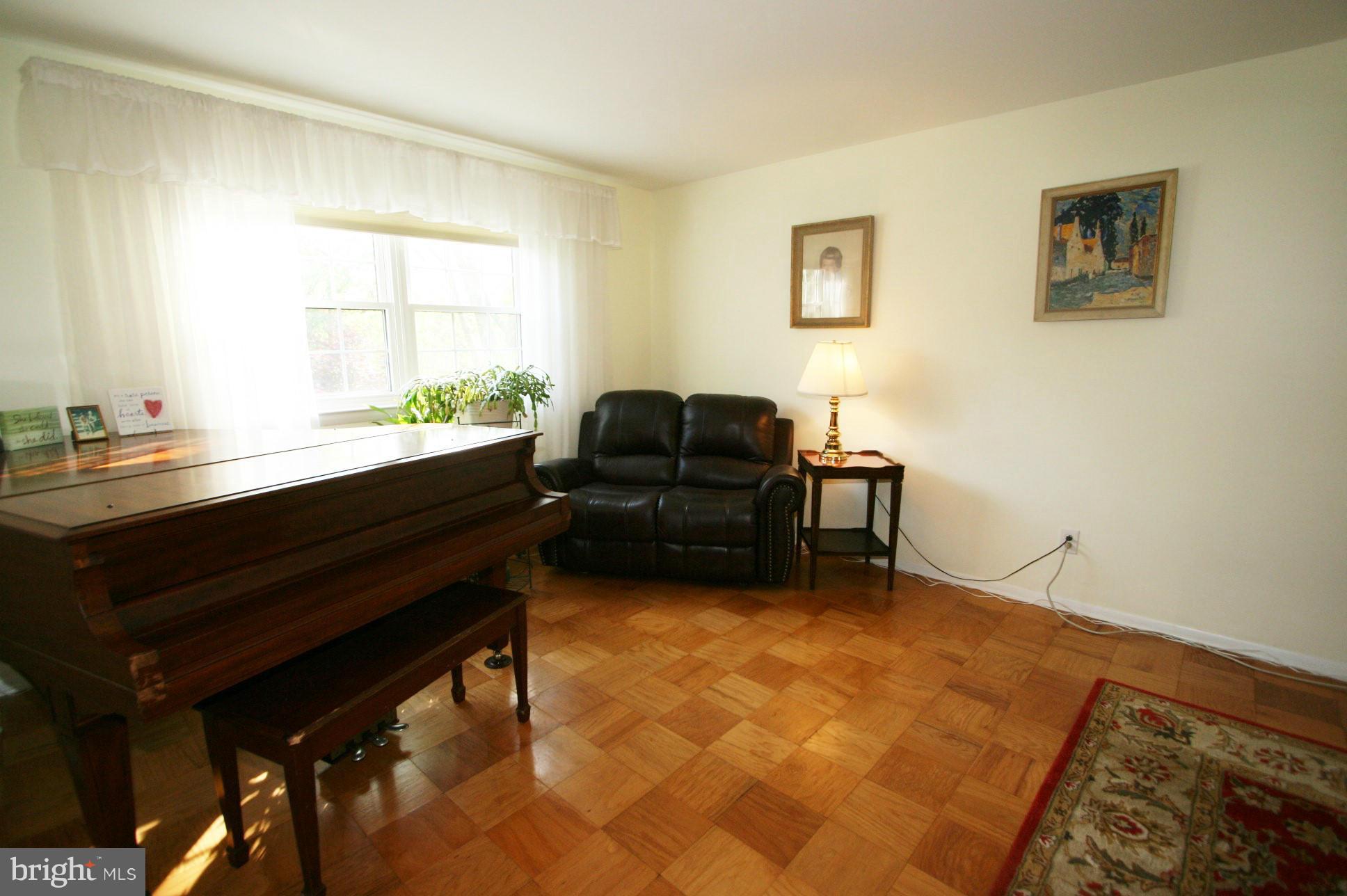 9406 North Penfield Road Columbia, MD 21045 - Photo 8 of 30 Living Room