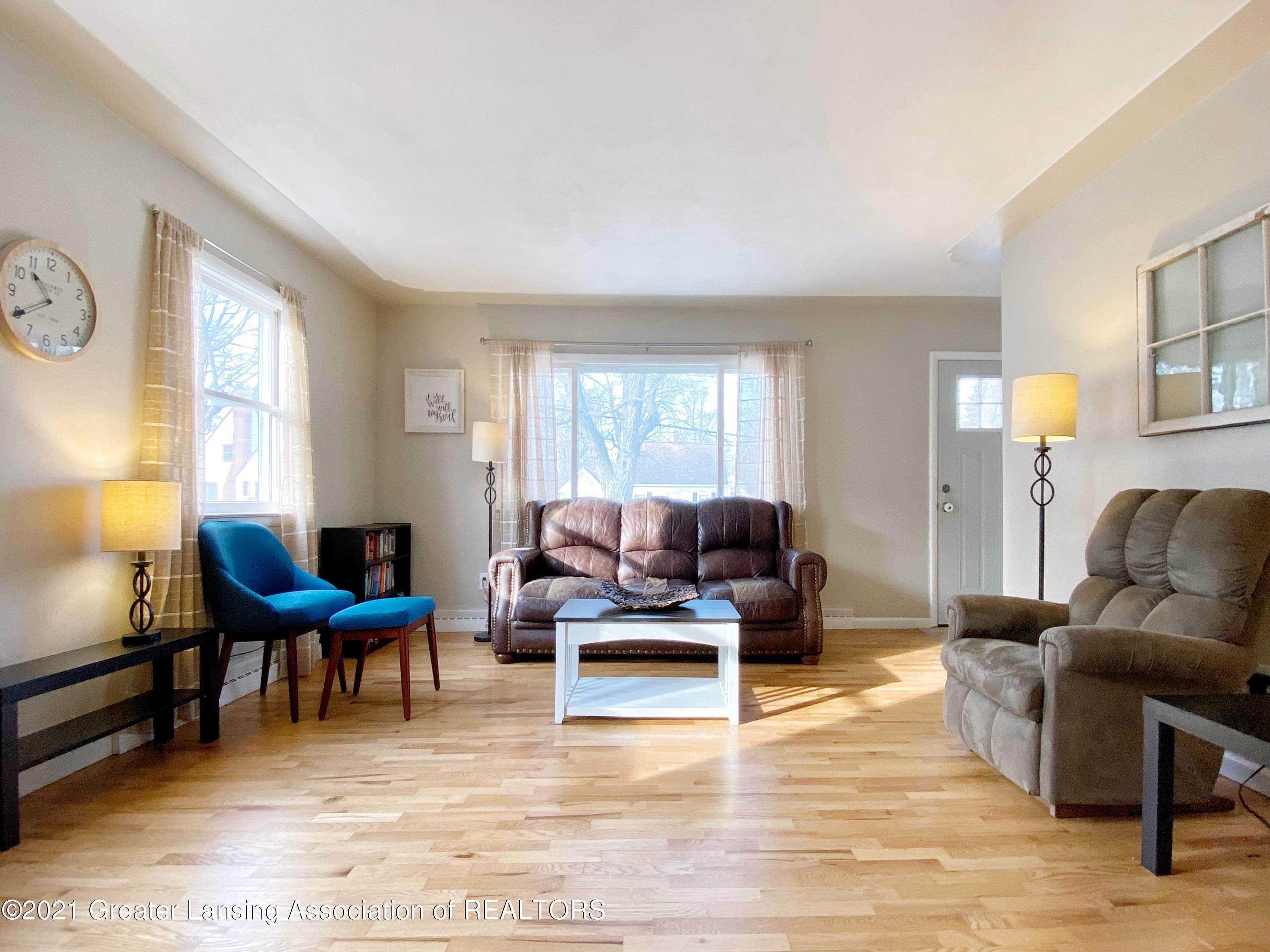 709 South Cochran Road Charlotte, MI 48813 - Photo 7 of 28 Living Room
