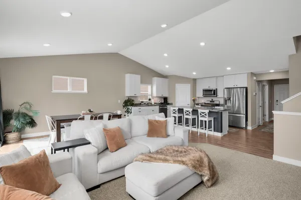 $520,000 | 18184 Hartlin Avenue, Lakeville, MN 55044