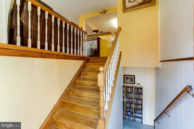 a view of entryway with a front door