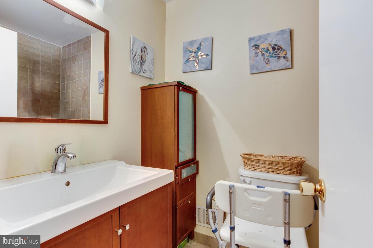16140 Kenny Road Laurel, MD 20707 - Photo 10 of 26 Hall bath main level