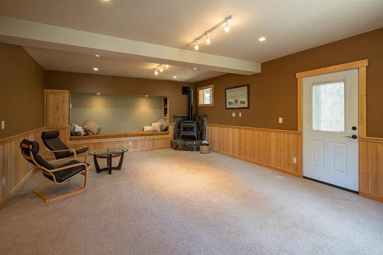 10475 Jeffrey Way Truckee, CA 96161 - Photo 18 of 21 a living room with furniture