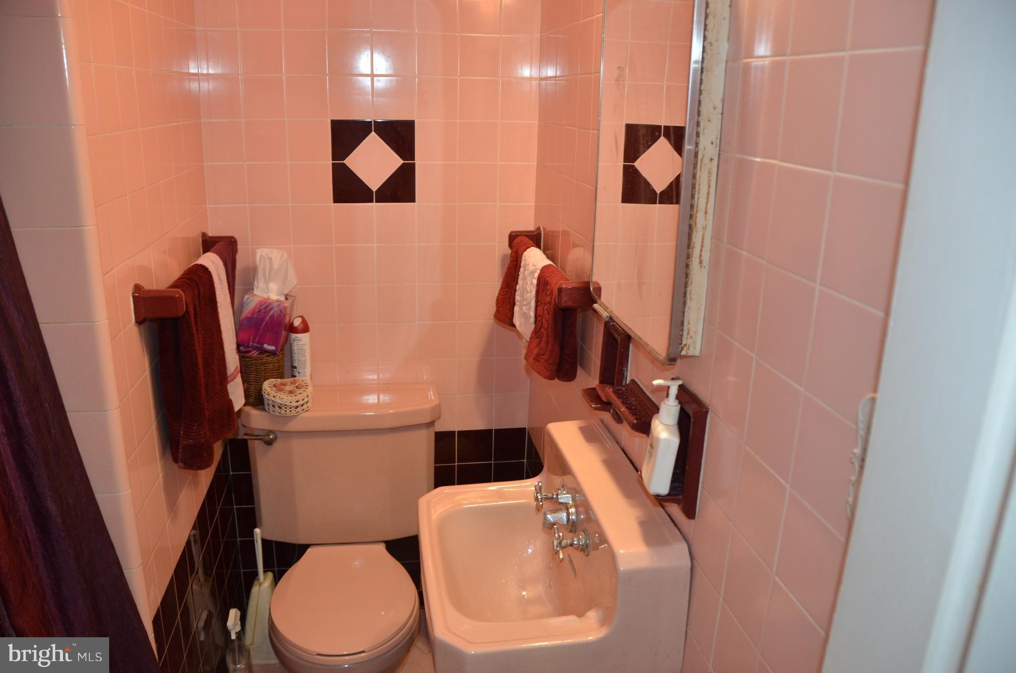 2810 Whitney Avenue Baltimore, MD 21215 - Photo 24 of 29 1st flr Bath