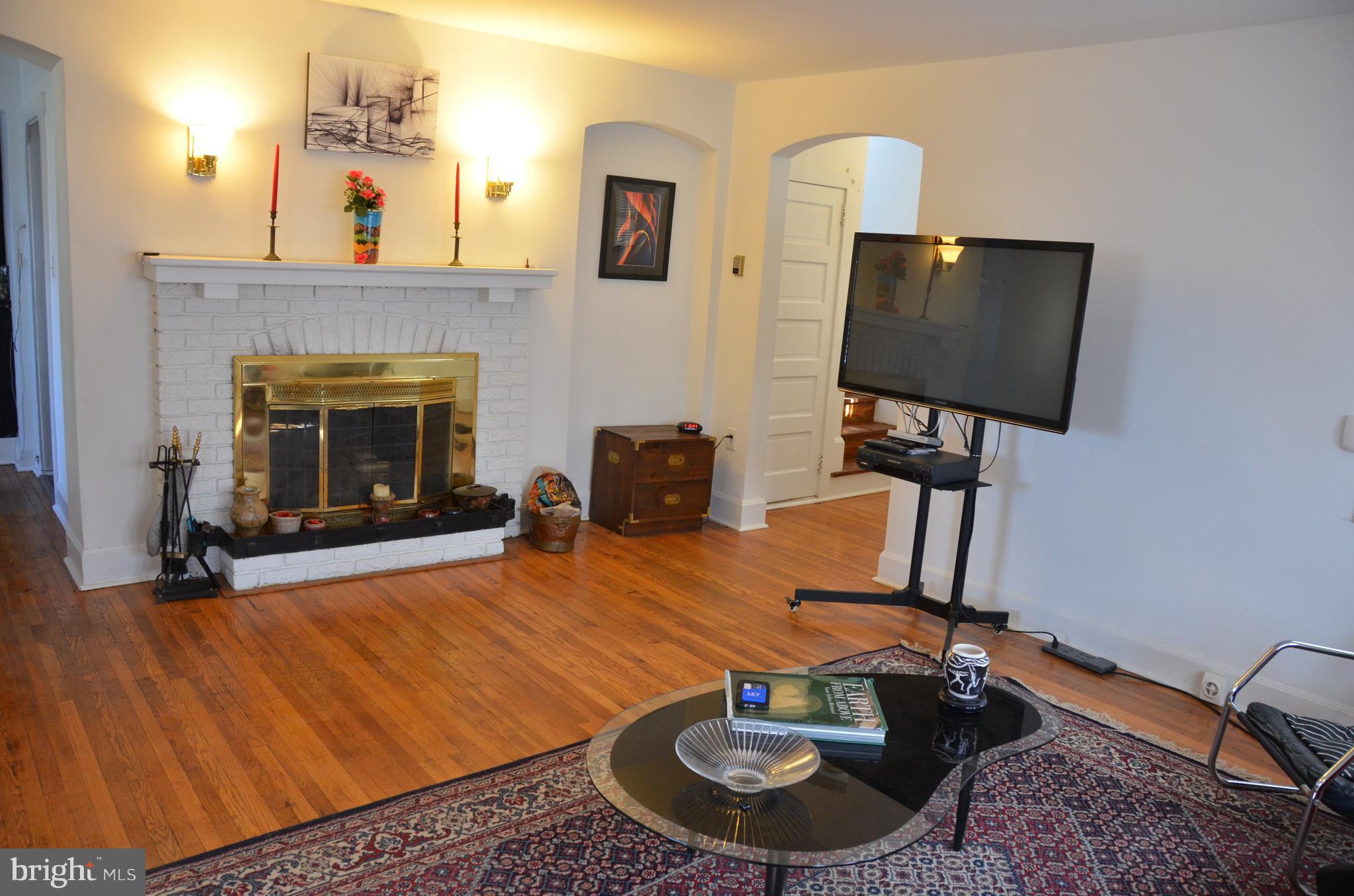 2810 Whitney Avenue Baltimore, MD 21215 - Photo 6 of 29 Living Room