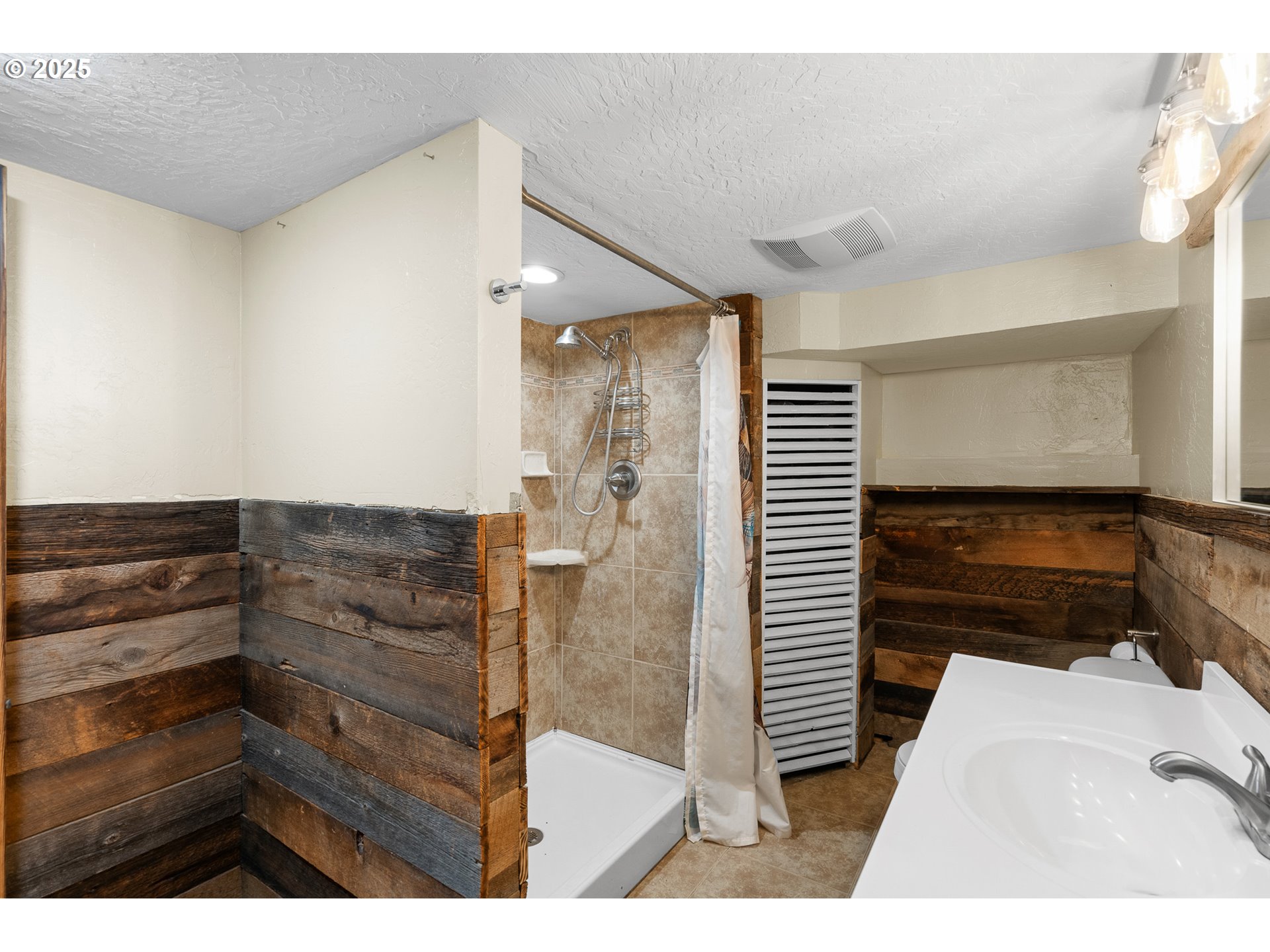 73594 Davis Lane Pendleton, OR 97801 - Photo 31 of 48 a view of bathroom with a shower and a tub